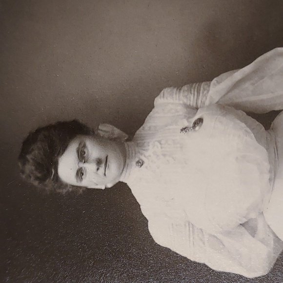 Antique Cabinet Card Photos Distinguished Posing Ladies Lot of 4 - Picture 8 of 13